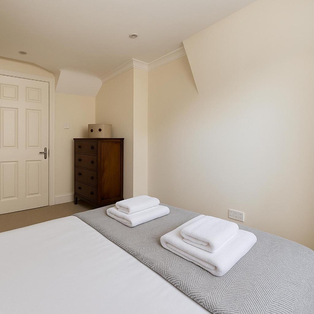 Flat - 3 Min To West Kensington Station Apartment London