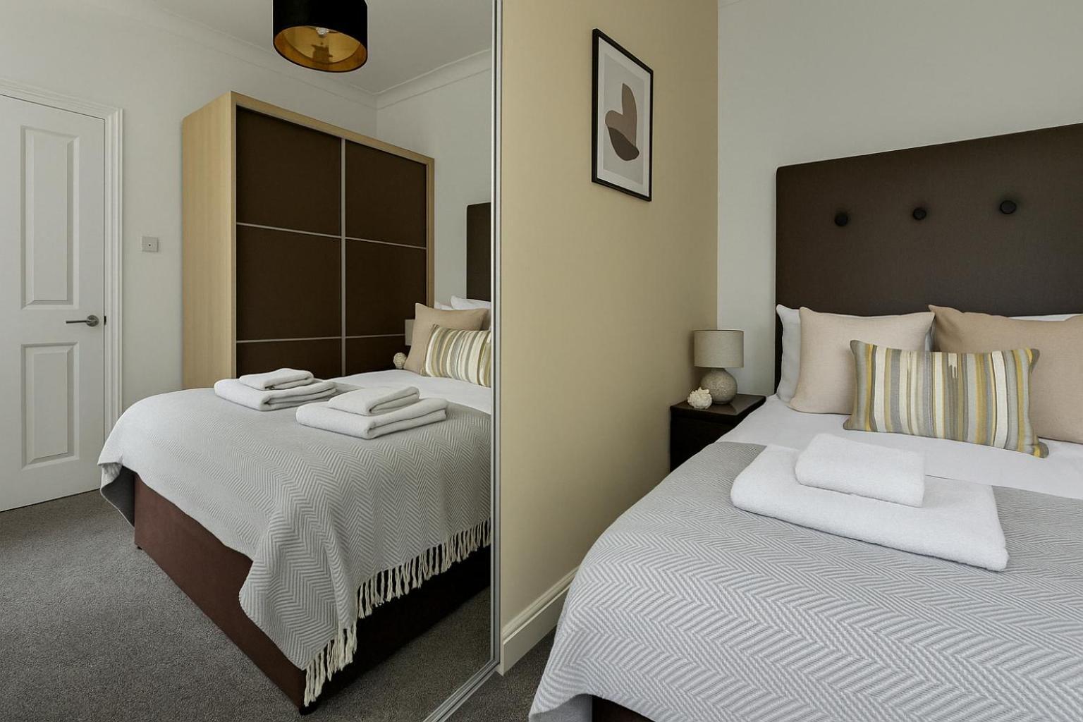 Flat - 3 Min To West Kensington Station *
