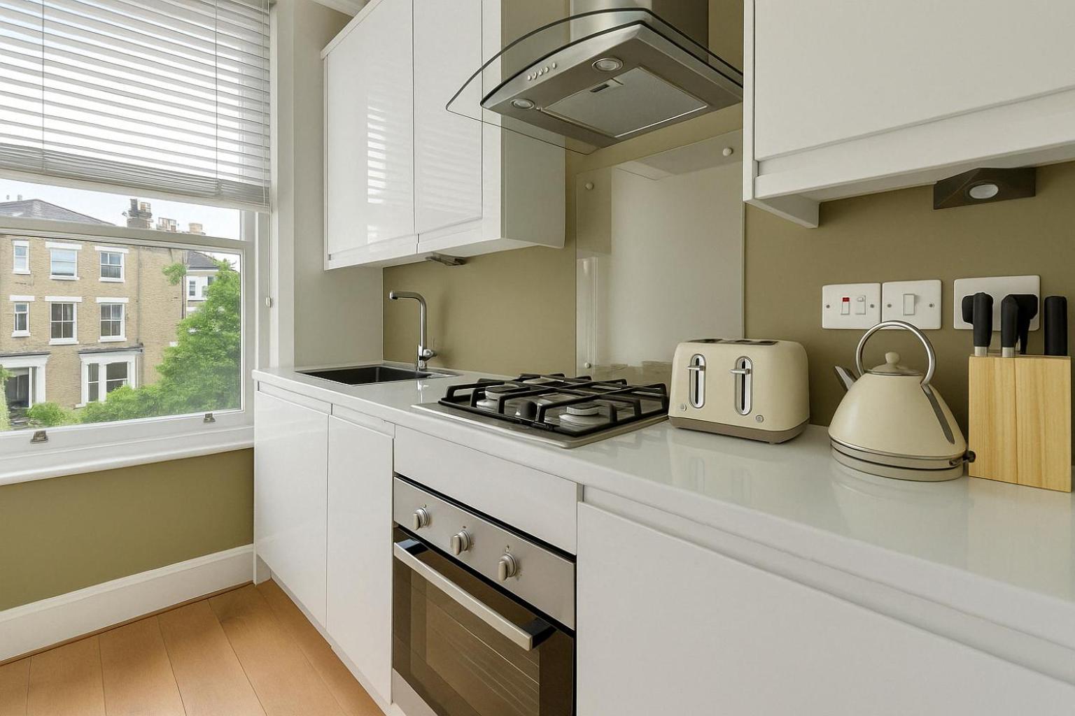 Flat - 3 Min To West Kensington Station London